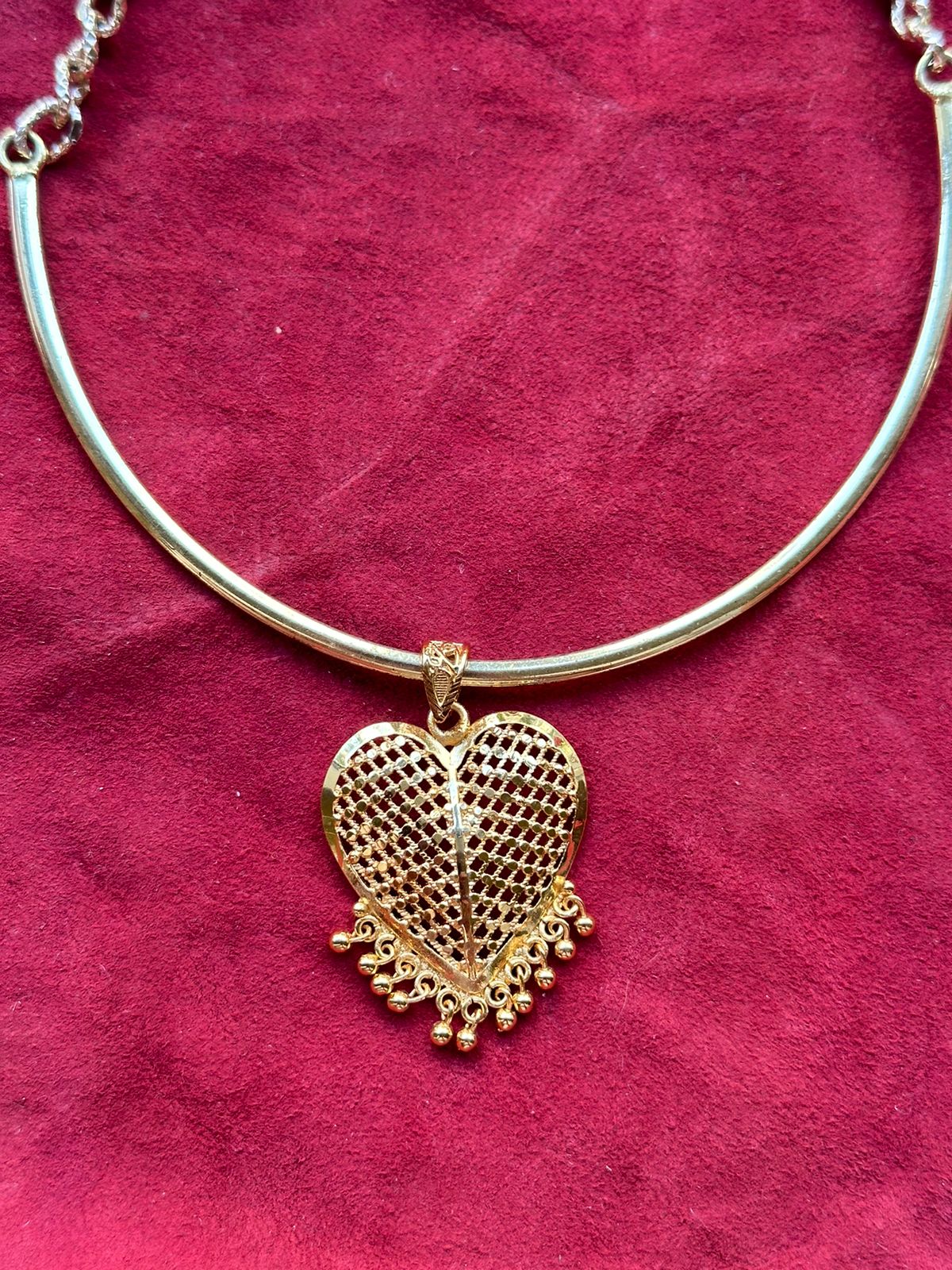 Heart drop choker